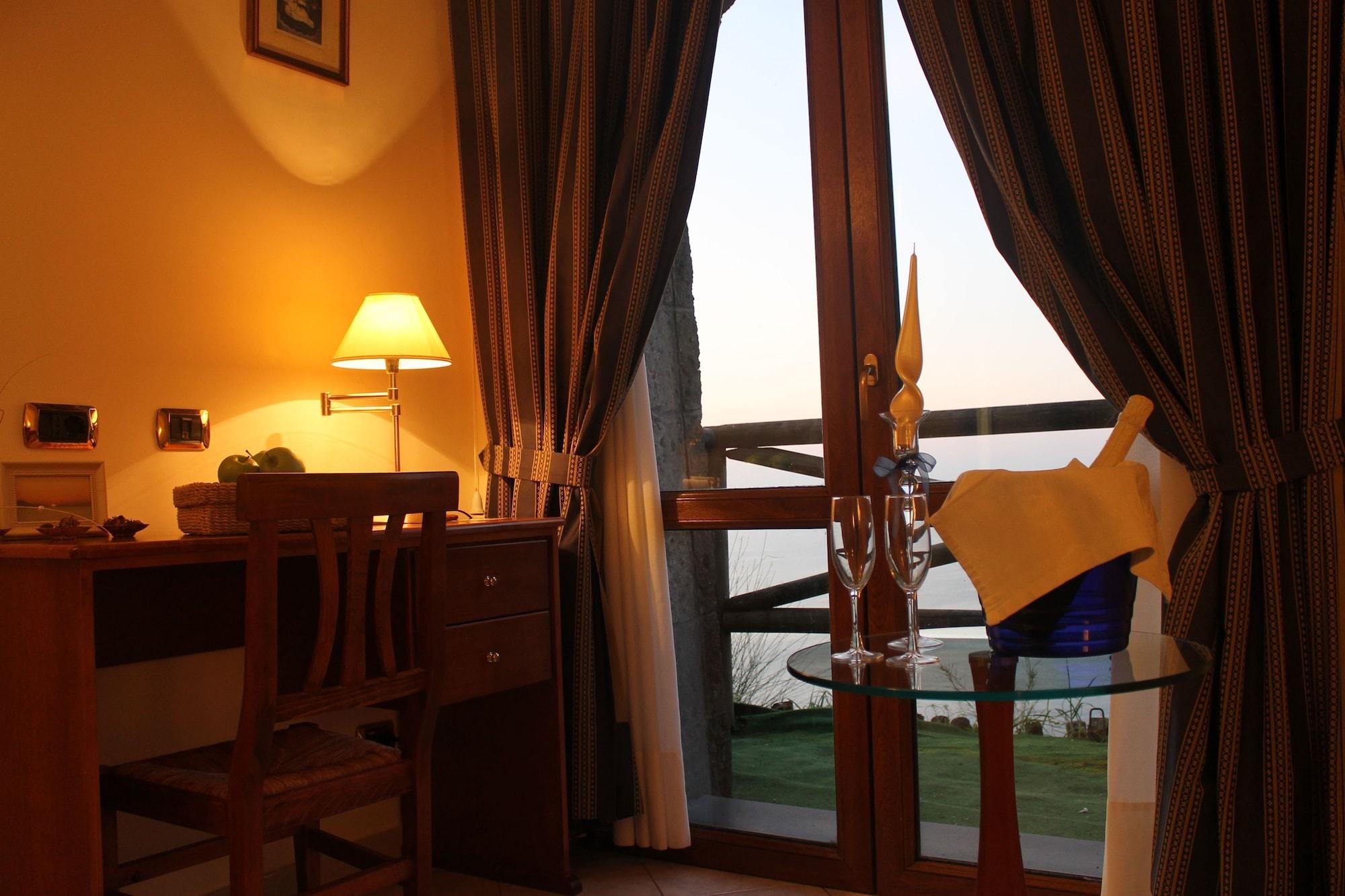 Hotel Hr & 3*